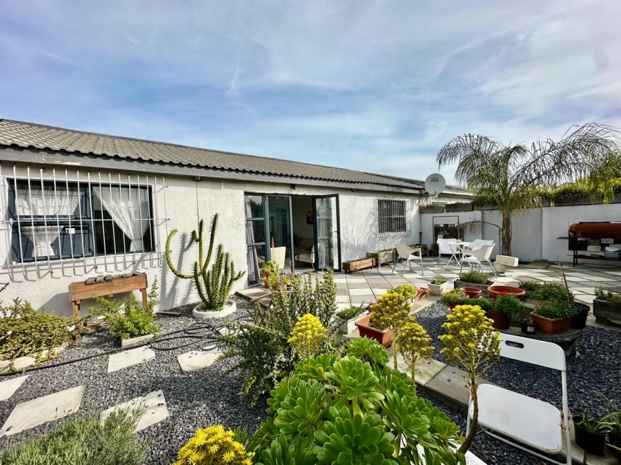 5 Bedroom Property for Sale in Loucharmante Western Cape